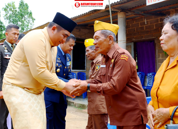 Bupati Bintan saat menyambangi kediaman sejumlah veteran usai upacara HUT RI
